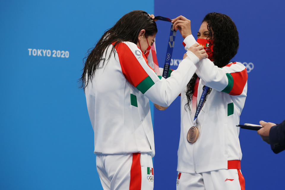 TOKYO, JAPAN - JULY 27: Bronze medalists Alejandra Orozco Loza and Gabriela Agundez Garcia of Team Mexico pose during the medal ceremony for the Women's Synchronised 10m Platform Final on day four of the Tokyo 2020 Olympic Games at Tokyo Aquatics Centre on July 27, 2021 in Tokyo, Japan. (Photo by Tom Pennington/Getty Images)