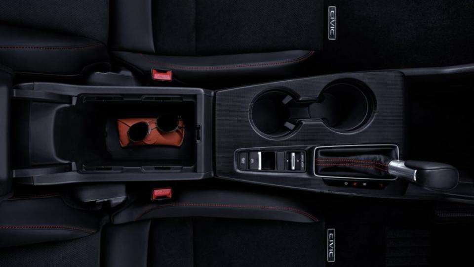 鞍座也多了更具性能氣息的飾板加持。(圖片來源/ )Honda
