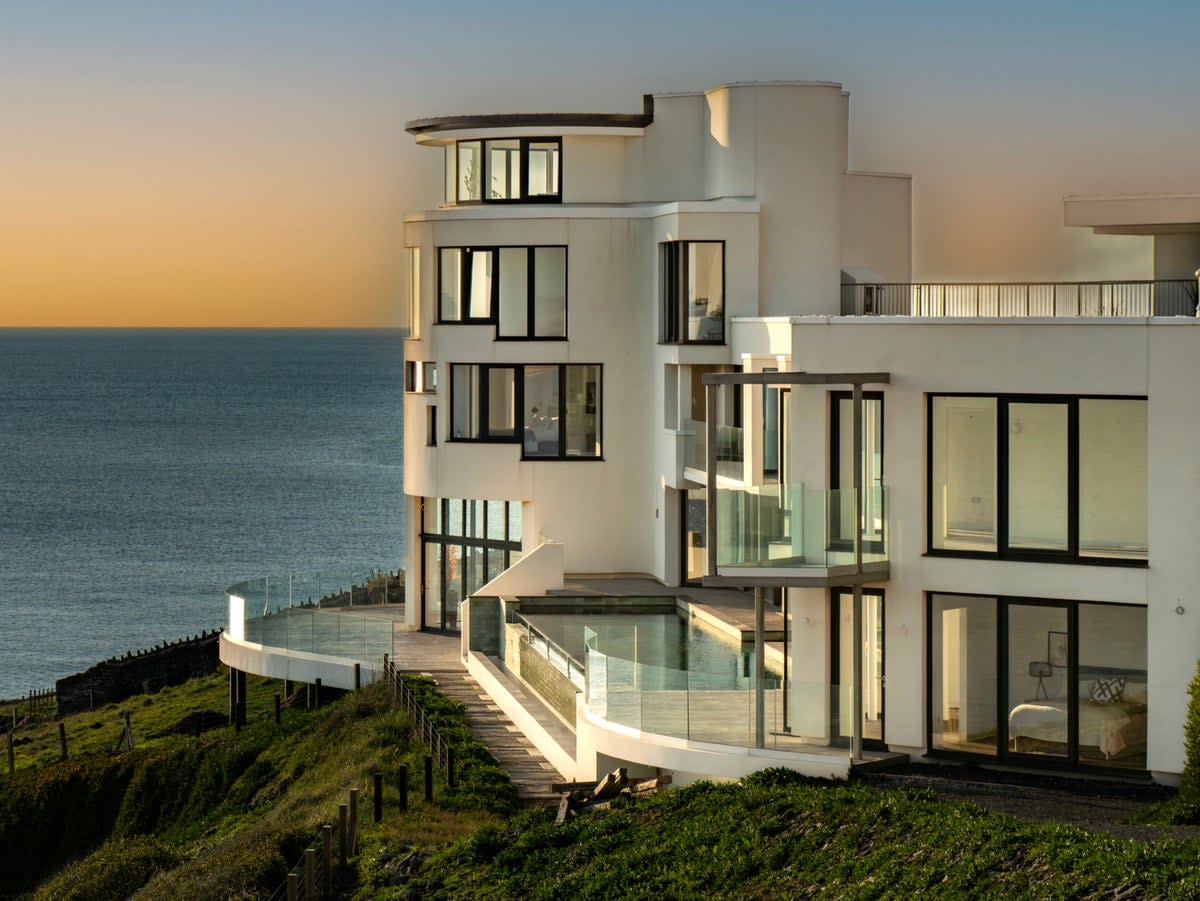 The house sits on the cliff edge (Knight Frank)