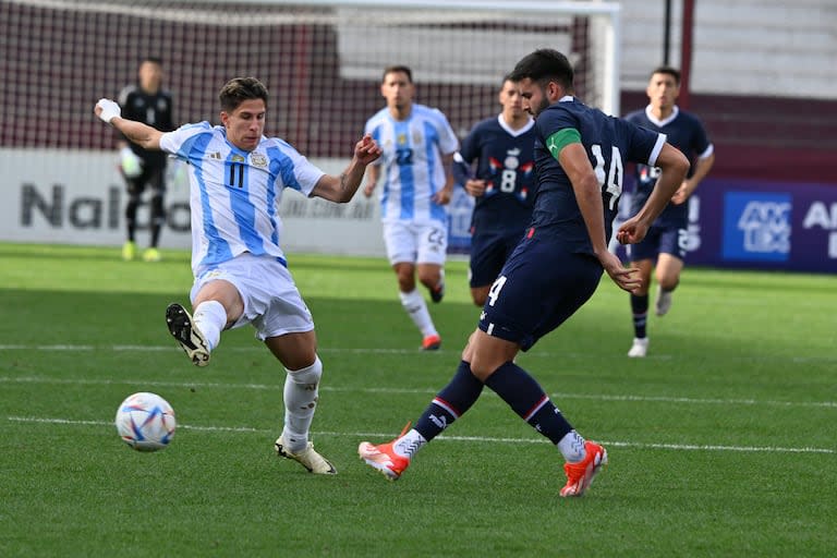 Giuliano Simeone, en una presión ofensiva ante la salida del fondo de Paraguay; el hijo del Cholo hizo los dos goles del triunfo argentino por 2-0 en la cancha de Lanús