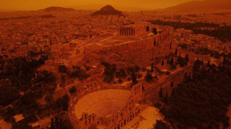 A dust cloud from the Sahara Desert in Africa covers the Acropolis on April 23, 2024, in Athens, Greece. - Photo: Milos Bicanski (Getty Images)