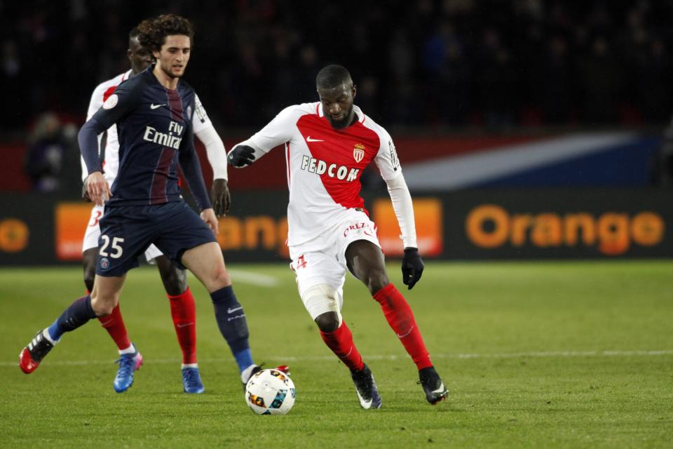 Bakayoko, ici devant Rabiot, ne devrait pas rejoindre le club parisien.