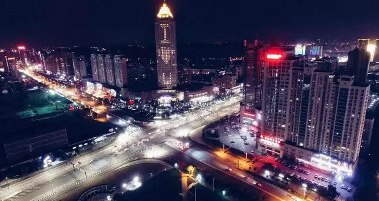 <p>Y lo hizo de una inusual manera: alquiló las 224 habitaciones de un hotel de cinco estrellas (llamado The Hangzhou New Century Grand Hotel) y lo hizo iluminar con la esperada frase. </p>