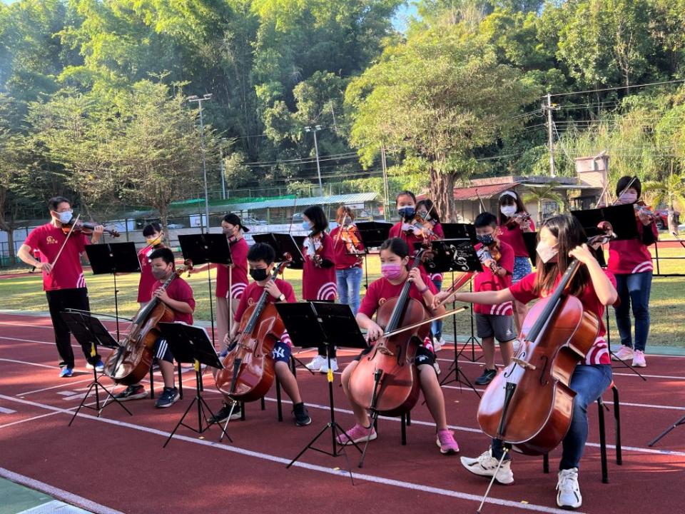 南化區西埔國小弦樂團演奏，成為校園內一幅美麗的風景。（記者黃文記攝）