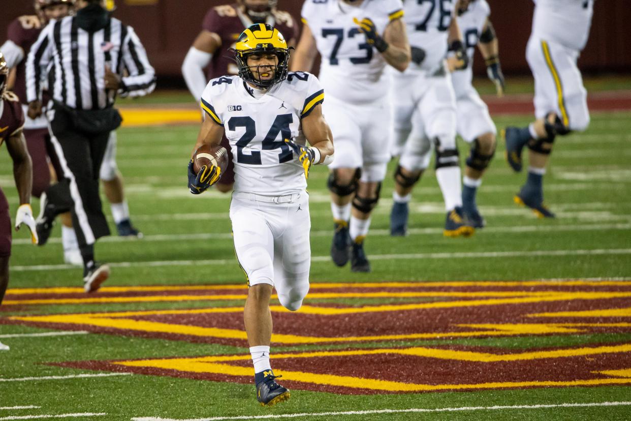 Michigan Wolverines running back Zach Charbonnet scores a 70-yard touchdown in the first quarter against Minnesota at TCF Bank Stadium, Oct. 24, 2020.