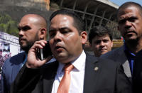 El legislador opositor Sergio Vergara habla por teléfono fuera del centro de detención del servicio de inteligencia (SEBIN) en Caracas. 21 de marzo de 2019. REUTERS/Carlos Jasso