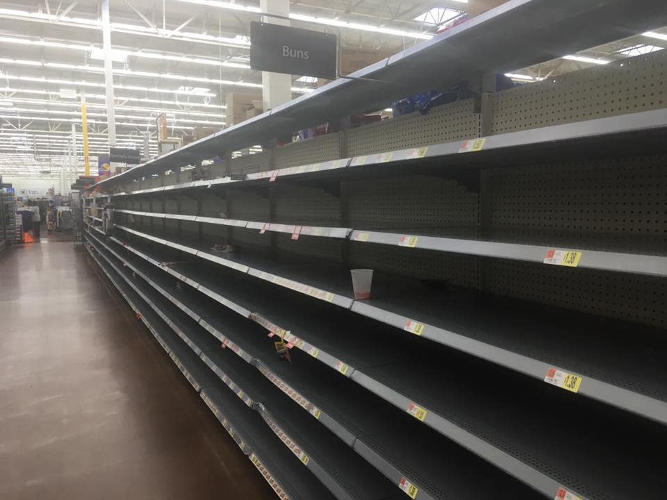 Así ha quedado el Wal-Mart próximo a la Universidad del estado. Las inundaciones cortaron los abastecimientos y conseguir alimentos se ha convertido en una tarea complicada (Imgur)