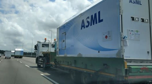 看見台積電「ASML」貨車，網友嚇喊，價值至少60億。（圖／翻攝自爆料公社 臉書）