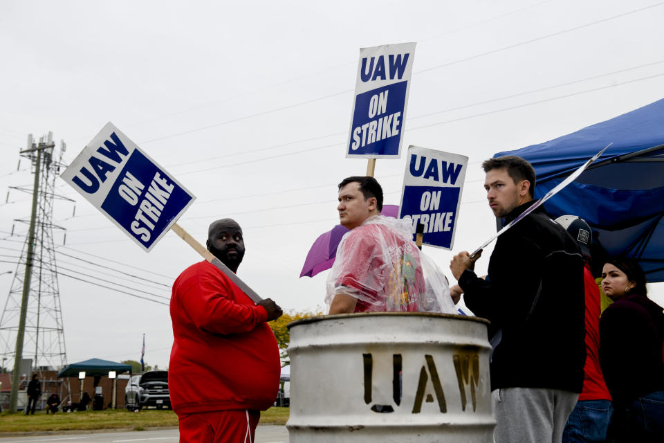 Huelguistas del sindicato United Auto Workers (UAW) frente a la planta de montaje de Ford en Wayne, Míchigan, el viernes 15 de septiembre de 2023. (Brittany Greeson/The New York Times)
