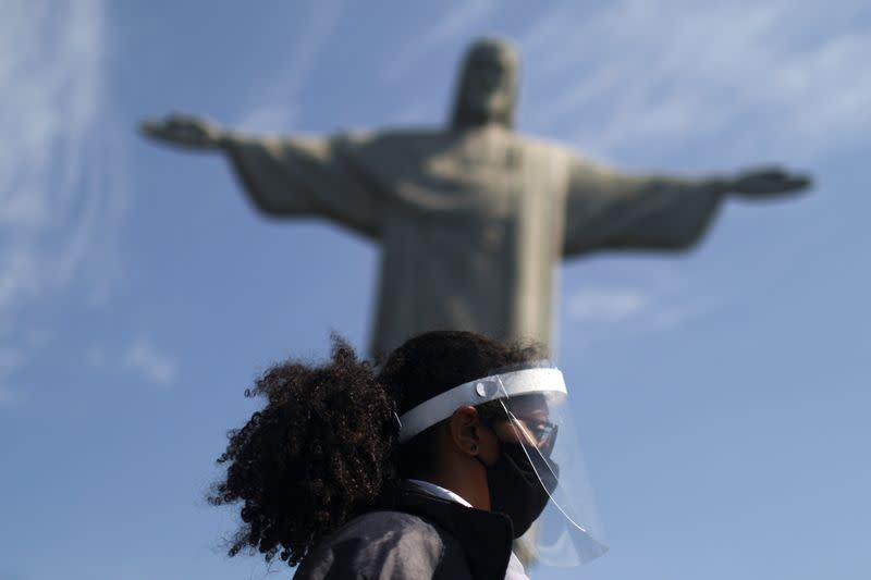 Imagen de archivo de una vigilante con mascarilla y escudo facial durante la reapertura de la estatua del Cristo Redentor en Río de Janeiro, Brasil.