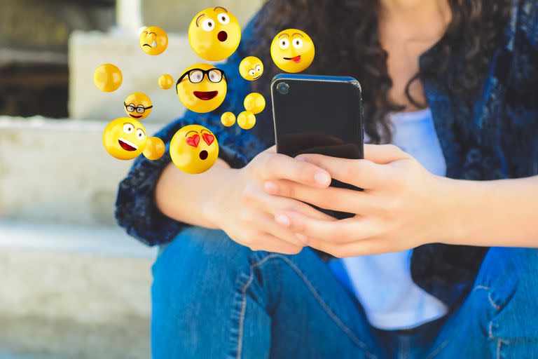 Los emojis son una parte clave de WhatsApp ya que les permiten a los usuarios reaccionar a los mensajes expresando sus emociones