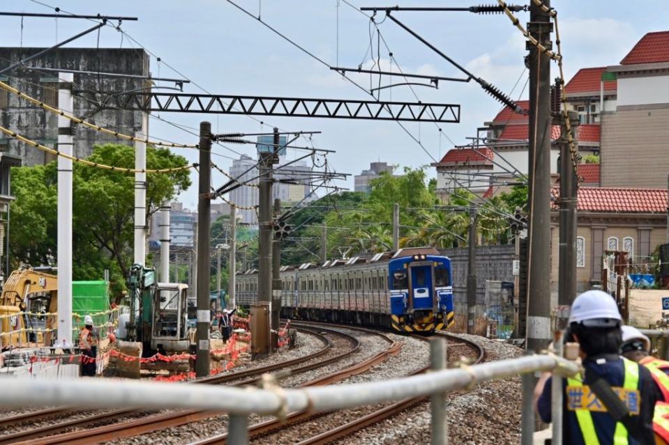 視察「桃園鐵路地下化平鎮車站工程」，鄭副院長：平鎮臨時車站一一五年啟用。（行政院提供）