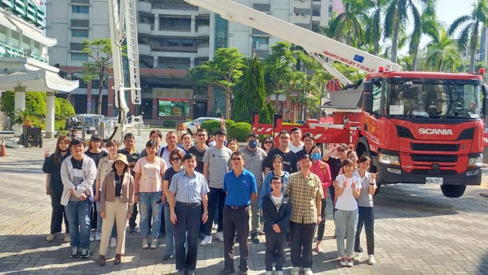 南市消防局第五大隊三日至中華醫事大學辦理消防職人體驗活動，透過各式體驗期深化防災教育，提升師生防災知能。(讀者提供)