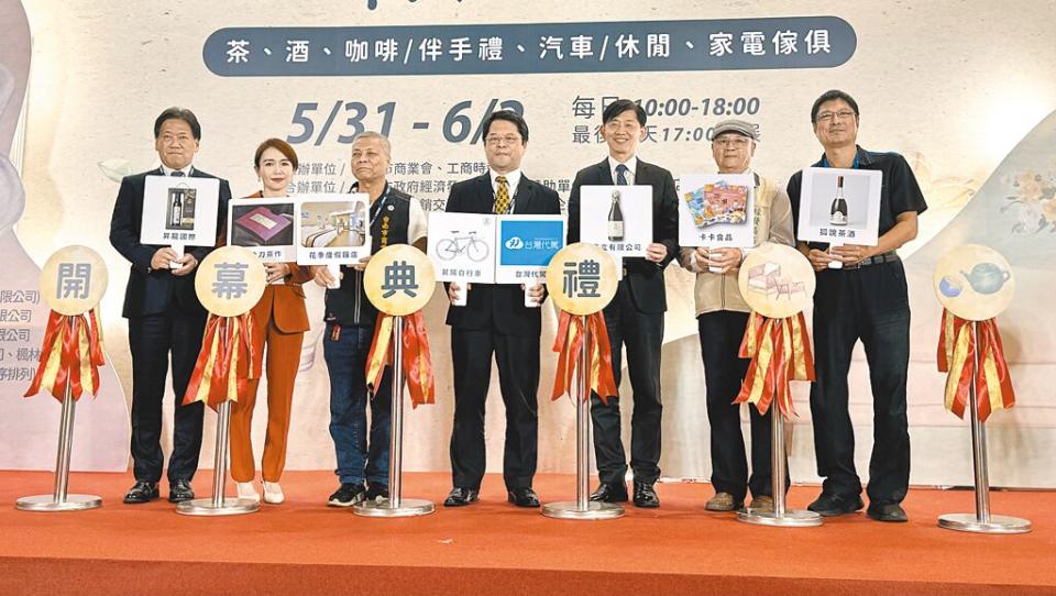 「2024台南品味周」5月31日盛大登場，副市長葉澤山（右三）、工商時報副總經理謝奇璋（中）等人一起剪綵開幕。（曹婷婷攝）