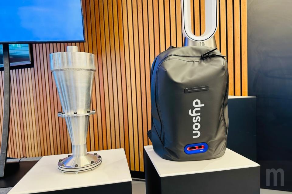 ▲Dyson在2019年打造的Dyson空氣品質偵測背包，可以視為Dyson「第一款智慧穿戴裝置」