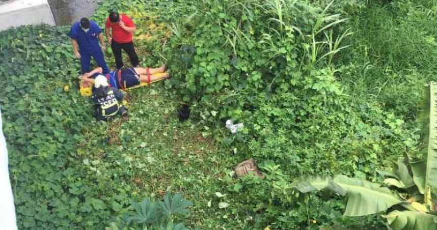 少年載同年少女騎機車出遊，行經水美橋時卻失控自撞，2人從10公尺高的橋上跌落。（圖／翻攝畫面）