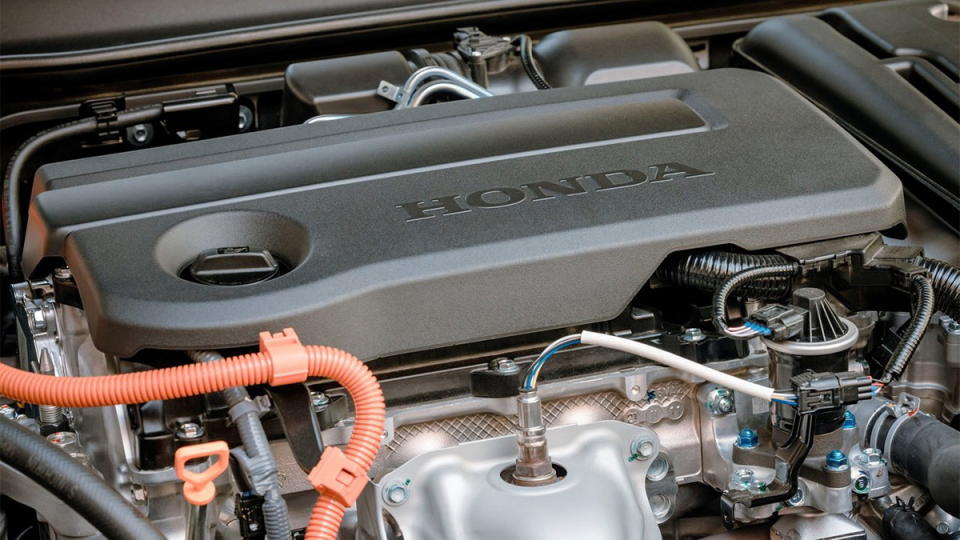 圖／2023 Honda Civic e：HEV的驅雙動能系統首度採全新開發的2.0L直列4缸Atkinson循環DOHC i-VTEC缸內直噴引擎，搭配雙電動馬達與PCU電力控制單元，實現184匹與32.1kgm最大動力輸出。