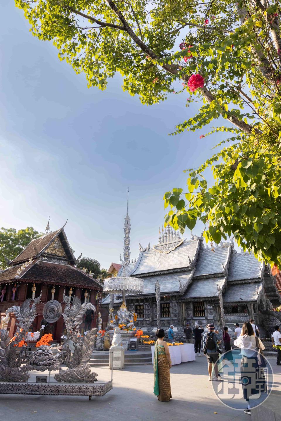 走進銀廟「素攀寺」，有不少遊客特地穿上泰國傳統服飾前來參拜。