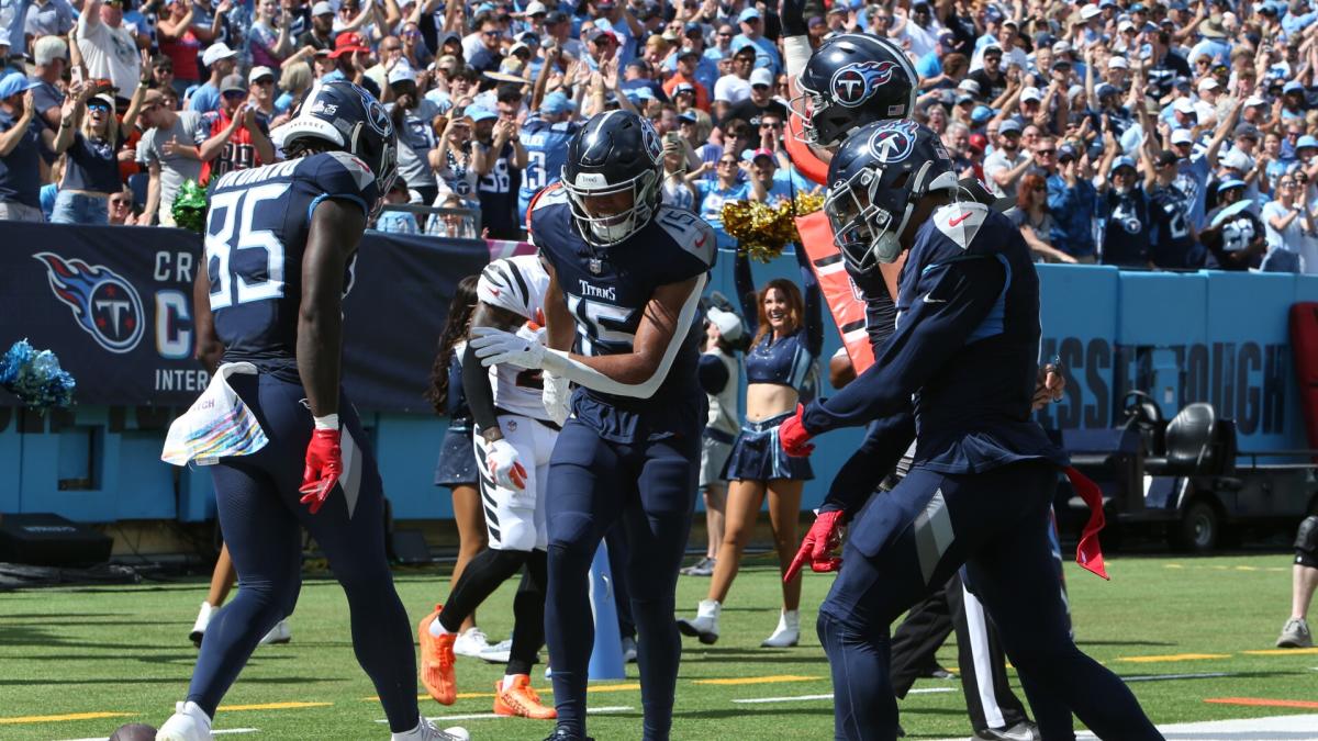 Derrick Henry bulldozes Bengals defense for TD, then throws for another in  Titans' blowout win