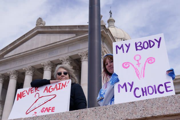Deux manifestantes pour le droit à l'avortement après la promulgation d'une loi très restrictive en Oklahoma, le 13 avril 2022.  (Photo: via Associated Press)