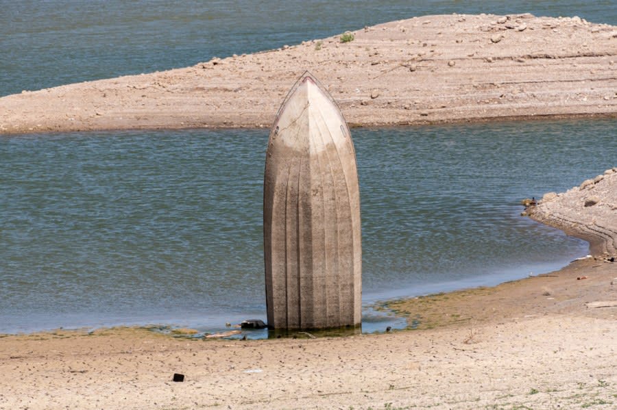 A speedboat remains vertical and almost on dry land at Lake Mead. June 12, 2022 (Photo: Duncan Phenix, KLAS)