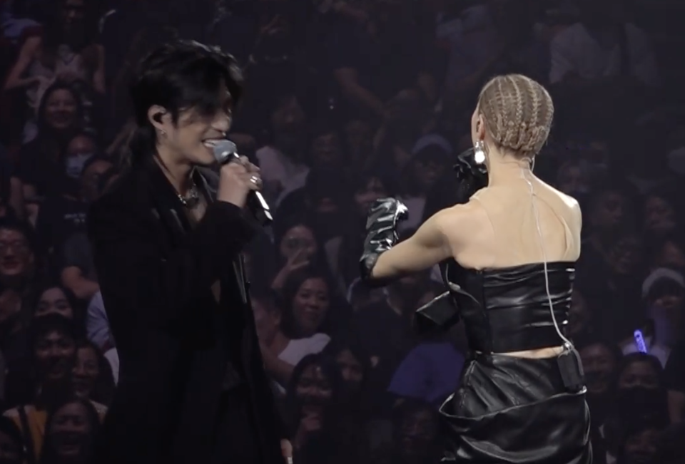 Sammi Cheng Concert｜YT's host Yin Ting Chau and Sammi picks up YT's low-cut suit jacket and the whole audience screams