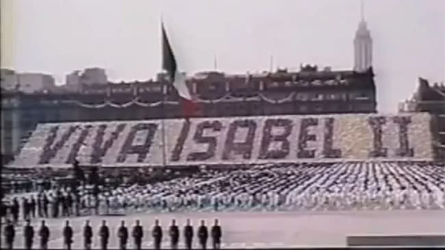 Recibimiento a Isabel II en México en 1975 (Imagen vía captura YouTube)