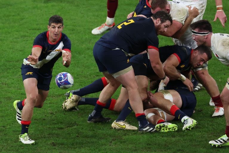 Tomás Cubelli en la salida del ruck, en un partido entre los Pumas e Inglaterra en el Stade de France, en Saint-Denis