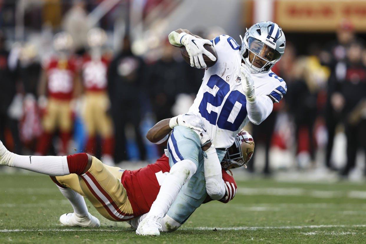 Tony Pollard, nuevo corredor de los Tennessee Titans, dufrió una lesión por un tacleo hip drop mientras jugaba con los Dallas Cowboys. (Foto: Michael Owens/Getty Images)