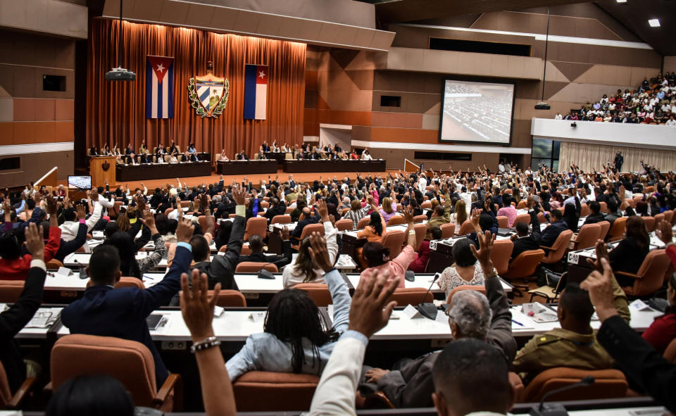 <p>Die Abgeordneten der kubanischen Nationalversammlung wählen Miguel Díaz-Canel zum neuen Staatspräsidenten. Damit ist zum ersten Mal seit 59 Jahren eine Person außerhalb der Familie Castro an der Macht. (Bild: Reuters/Adalberto Roque/Pool) </p>