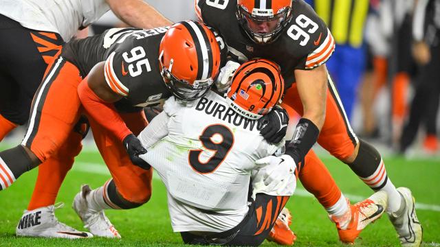 Cleveland Browns' Nick Chubb makes a catch before an NFL football game  against the Cincinnati Bengals, Sunday, Dec. 11, 2022, in Cincinnati. (AP  Photo/Aaron Doster Stock Photo - Alamy