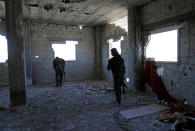 <p>Members of Syrian Democratic Forces take up positions inside a building as they battle Islamic State militants in Raqqa, Syria, Oct. 1, 2017. (Photo: Erik De Castro/Reuters) </p>