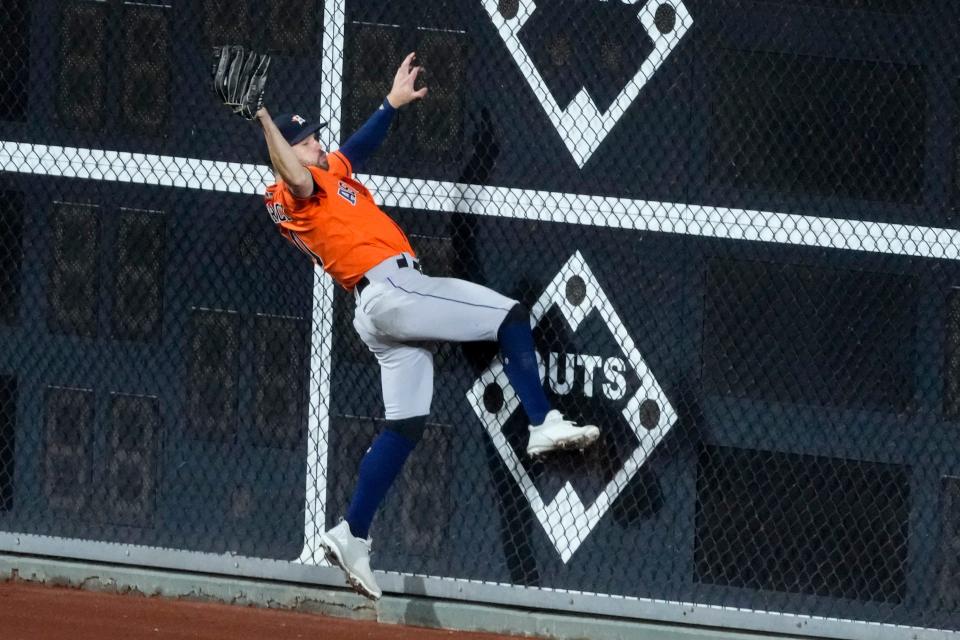 Astros center fielder Chas McCormick makes an amazing catch in the ninth inning to rob Phillies' J.T. Realmuto of a hit.