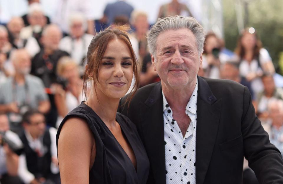Cannes 2024 : Daniel Auteuil et Alice Belaïdi, duo complice au photocall du film « Le Fil »