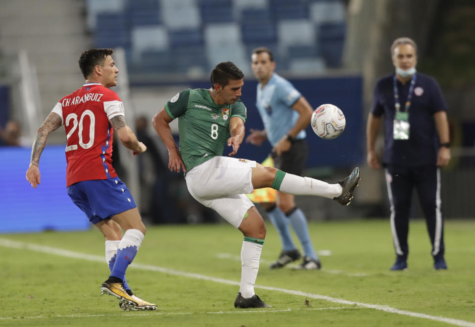 En esta foto del viernes 18 de junio de 2021, Diego Bejarano, de Bolivia, despeja el balón durante un encuentro ante Chile en la Arena Pantanal de Cuiabá, en la Copa América (AP Foto/Andre Penner)