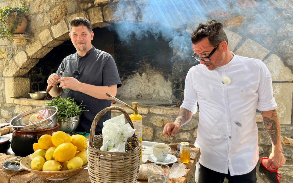 Am offenen Herd arbeiten Tim Mälzer (links) und Hans Neuner  mit allen verfügbaren Tricks und Mitteln. (Bild: RTL / Endemol Shine / Florian Schuchmann)