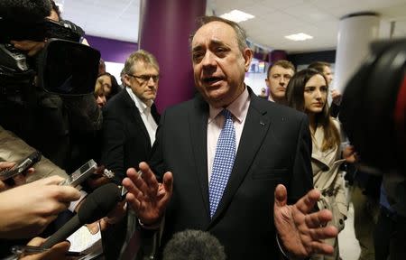Scottish National Party leader Alex Salmond campaigns at Edinburgh Airport, Scotland, September 15, 2014. REUTERS/Russell Cheyne
