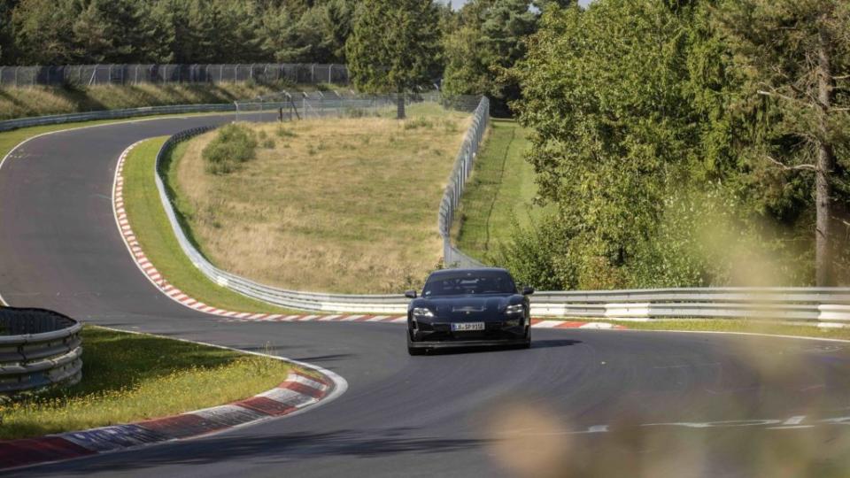 這輛最強Taycan將Nürburgring Nordschleife紐柏林北環賽道單圈成績削去26秒之多。(圖片來源/ Porsche)