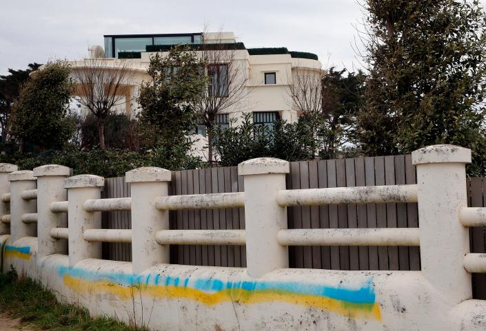 A Ukrainian flag tagged on a wall outside a house in Anglet, southwestern France, in February 2022. According to local media, the house is owned by the husband of Vladimir Putin&#39;s ex-wife.