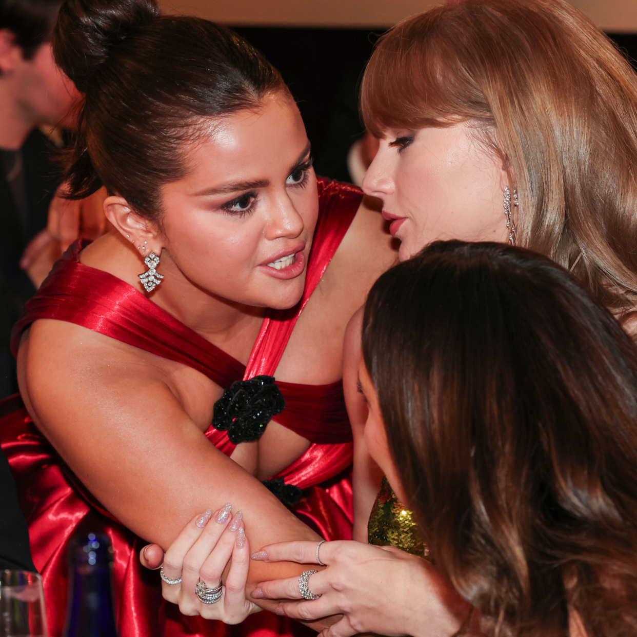  Selena Gomez and Taylor Swift at the 81st Golden Globe Awards held at the Beverly Hilton Hotel on January 7, 2024 in Beverly Hills, California. 