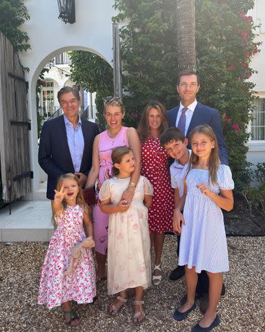 <p>Daphne Oz Instagram</p> Dr. Oz, Daphne Oz, Lisa Oz, John Jovanovic, and kids Giovanna, Domenica, Philomena, and Jovan.