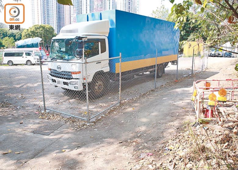 屯門虎坑路盡頭空置土地，2月被加設鐵絲網並涉佔用政府土地作停車場。