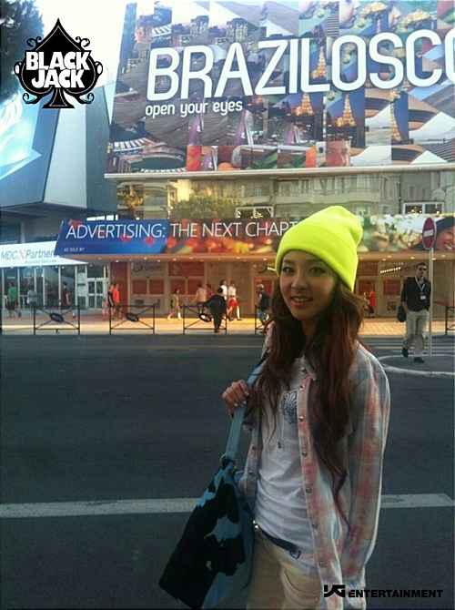 2NE1 Sandara Park Greets Fans from France