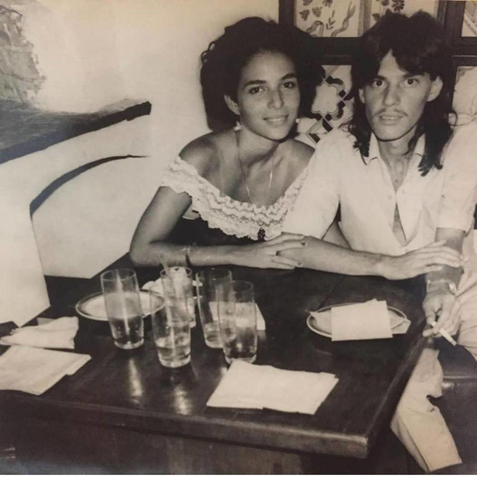 Sarah Moreno, con 21 años, en sus últimos días en La Habana en 1989, con su novio, hoy su esposo, Luis. A la llegada de Mijail Gorbachov a La Habana, esperanzados con posibles cambios, los dos, estudiantes universitarios, salieron a saludar al mandatario, cuya comitiva pasó con Fidel Castro por la Quinta Avenida habanera.