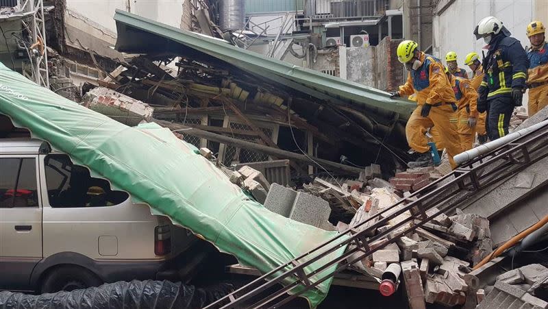 台中百年老厝倒塌一死２失聯，疑民宅施工未做好防護工作導致。(圖／翻攝畫面)