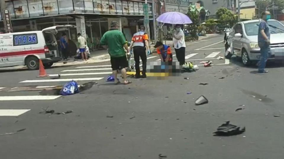 男騎士撞轎車，重機解體人OHCA。（圖／翻攝自記者爆料網）