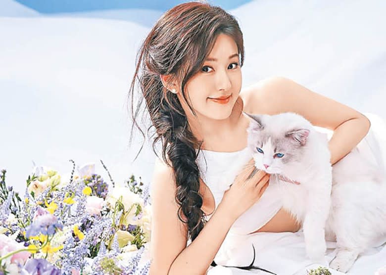 趙露思跟貓拍檔一齊拍廣告。