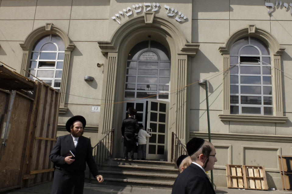 People arrive to the Congregation Yetev Lev D'Satmar synagogue to take part in the celebrations of Rosh Hashanah, the Jewish New Year, in Brooklyn, New York on October 3, 2016. / AFP / KENA BETANCUR        (Photo credit should read KENA BETANCUR/AFP via Getty Images)