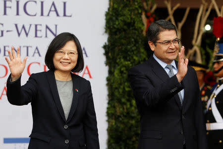 Taiwan's President Tsai Ing-wen (L) and her Honduran counterpart Juan Orlando Hernandez wave during a visit to the Presidential House in Tegucigalpa, Honduras January 9, 2017. REUTERS/Jorge Cabrera