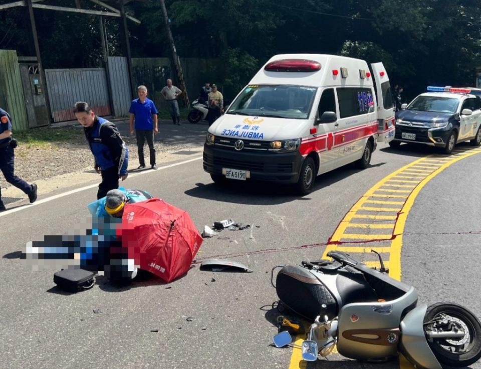 女子騎乘機車自摔至對向，與對向水泥攪拌車發生撞擊，送醫不治。（新店警分局提供）